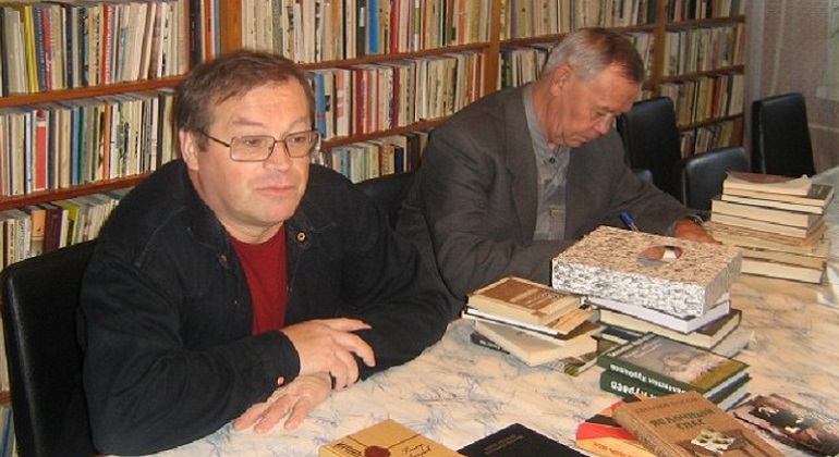 Книжная выставка "Путь Геннадия Сапронова (1952–2009 гг.)"