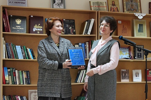 Директор ИОГУНБ Л. А. Сулейманова и Н. И. Гаврилова, победитель в номинации «Лучшее историко-документальное издание».JPG