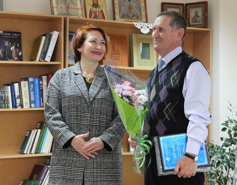 Директор ИОГУНБ Л. А. Сулейманова и Ю. А. Петрушин - победитель в номинации «Лучшее краеведческое издание».JPG