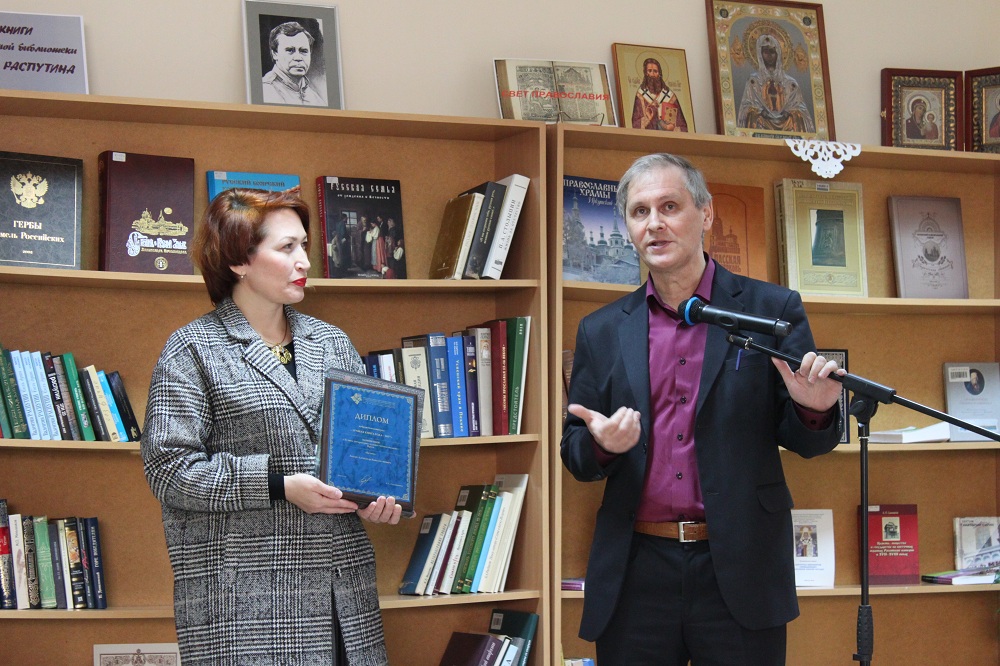 Директор ИОГУНБ Л. А. Сулейманова и А. К. Лаптев - победитель в номинации «Лучшее литературно-художественное издание. Проза».JPG